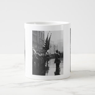 Grande Tasse Soldats de "Buffalo" renvoyant les couleurs - 1919