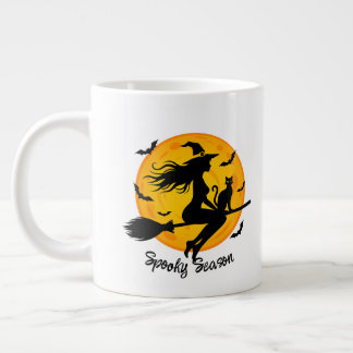 Grande Tasse Sorcière et chat noir volant à travers la pleine l