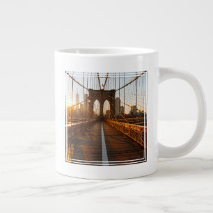 Grande Tasse Sunrise du pont Brooklyn de New York