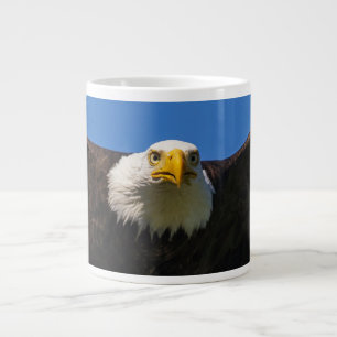 Grande Tasse Survol de pygargue à tête blanche de près