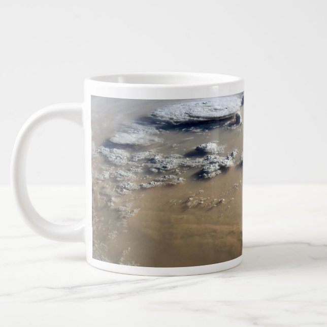 Grande Tasse Tempête De Poussière À Travers Les Mers De Sable D (Gauche)