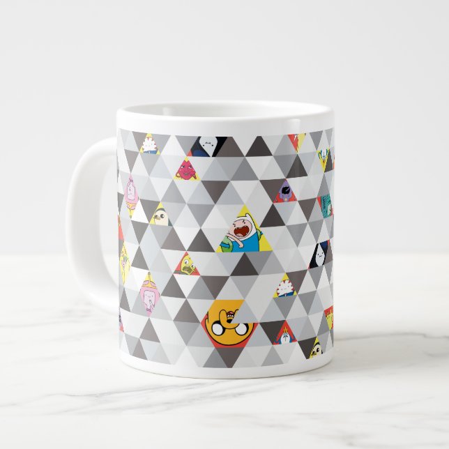 Grande Tasse Temps d'aventure | Motif de caractères triangulair (Devant gauche)