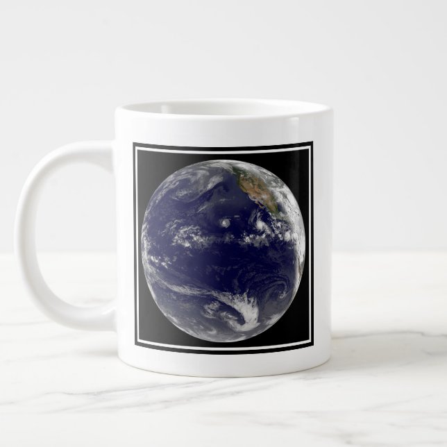 Grande Tasse Terre Avec Trois Cyclones Tropicaux Dans Le Pacifi (Gauche)