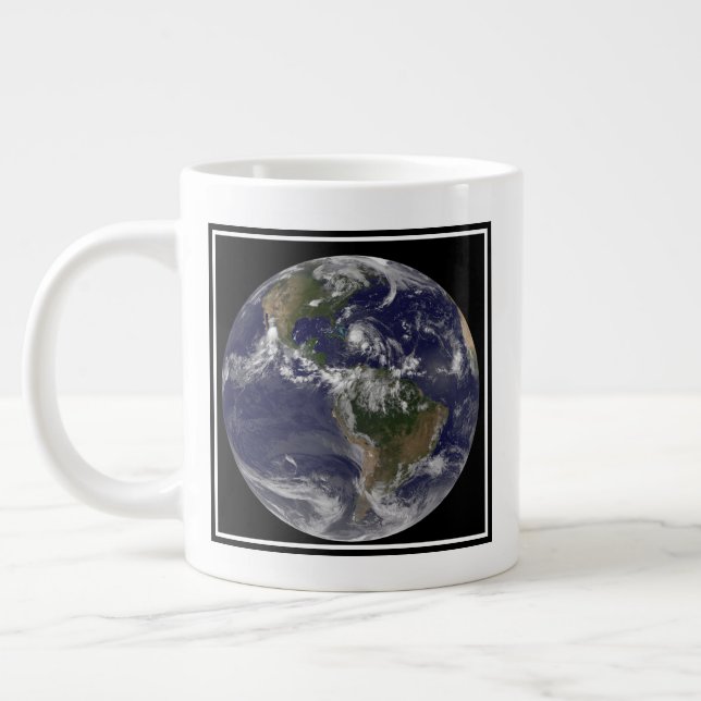 Grande Tasse Terre Pleine Avec L'Ouragan Irène Au-Dessus Des Ba (Gauche)