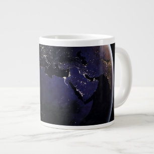 Grande Tasse Terre Pleine Montrant Les Lumières De La Ville D'E