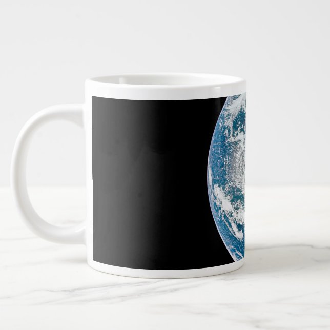 Grande Tasse Terre Tirée De L'Appareil Spacecraft Apollo 13. (Gauche)