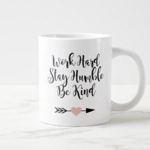 Grande Tasse Travaillez dur rester humble être une sorte de bou