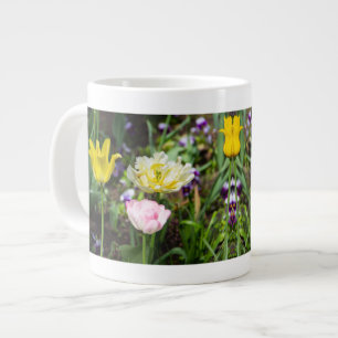 Grande Tasse Tulipes blanches, roses et jaunes dans le jardin