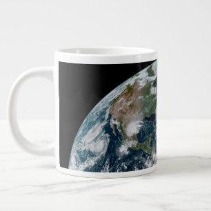 Grande Tasse Une Chaîne Perdue De Cyclones Tropicaux