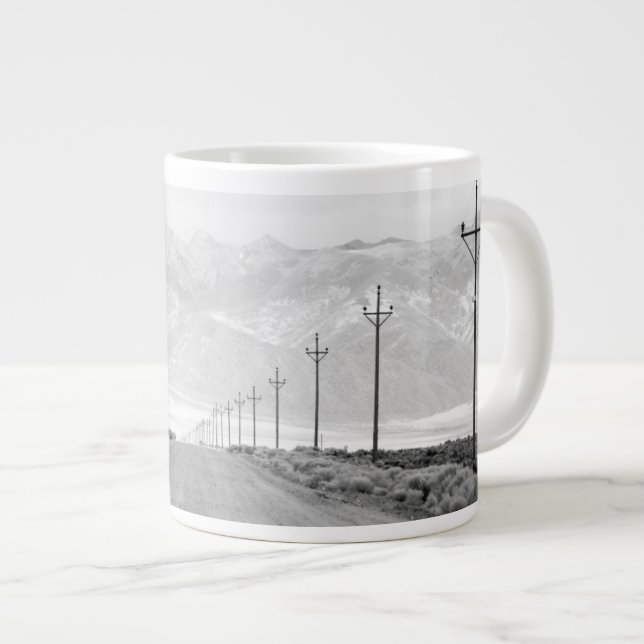 Grande Tasse Une route solitaire et des lignes électriques | Mo (Devant droit)