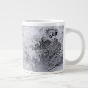 Grande Tasse Vague orageuse s'écrasant
