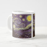 Grande Tasse Vincent van Gogh - Nuit étoilée<br><div class="desc">Starry Night (1889) de Vincent van Gogh est un post impressionnisme vintage de peinture de paysage d'art. Vue sur une ville dans une vallée la nuit avec les nuages tourbillonnants, les étoiles brillant et une belle lune jaune dorée croissant. Il a été peint pendant la journée de mémoire et est...</div>