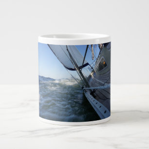 Grande Tasse Voilier avec un horizon vide pour l'aventure.