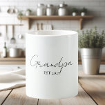 Grandpa minimaliste EST 2025 Mug | Nouveau cadeau<br><div class="desc">Marquez une étape importante avec cette élégante tasse de café Grandpa EST 2025. Doté d'une typographie moderne et propre sur un arrière - plan blanc immaculé, ce mug est le cadeau idéal pour les grands-pères de la première fois. Idéal pour la Fête des Pères, un faire-part de bébé, ou simplement...</div>