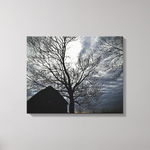 Grange avec ciel et arbres nus Toile photo noir et