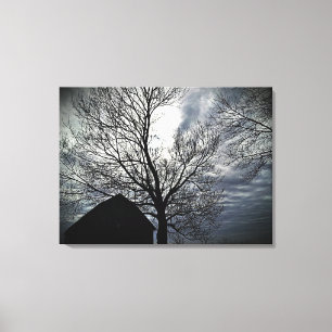 Grange avec ciel et arbres nus Toile photo noir et