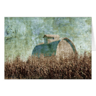 Grange et champ de maïs près du moment de la récol