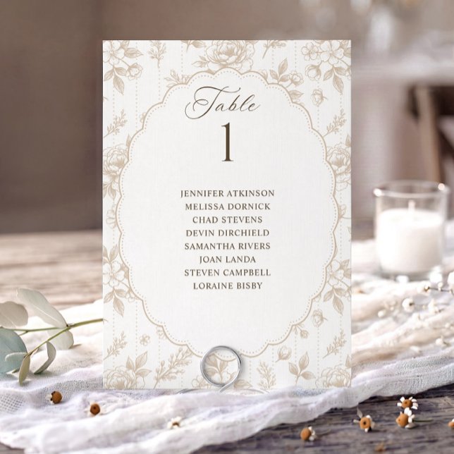 Graphique de placement de mariage beige floral vin (Beige tan French floral wedding seating chart card with oval scalloped frame.)