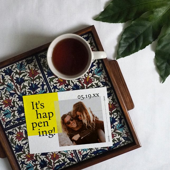 Gras et joyeux Enregistrer le Carte photo de date (Front of "It's Happening!" save the date)