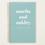 Gras Minimaliste Aqua Blue Retro Mariage personnal<br><div class="desc">Restez organisé tout en planifiant votre grande journée avec ce Wedding planner personnalisé. Doté d'un design minimaliste moderne en bleu aqua et d'une typographie audacieuse, ce carnet en spirale est parfait pour faire la jonction des idées, des chronologies et des listes de choses à faire. Avec des noms personnalisables et...</div>