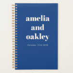 Gras Minimaliste Bleu Bleu Lumineux Retro Mariage<br><div class="desc">Restez organisé tout en planifiant votre grande journée avec ce Wedding planner personnalisé. Doté d'un design moderne et minimaliste, d'un bleu cobalt clair et d'une typographie audacieuse, ce carnet en spirale est parfait pour faire la jonction des idées, des calendriers et des listes de choses à faire. Avec des noms...</div>