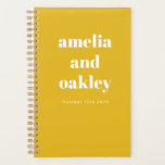 Gras Minimaliste Été Jaune Rétro Mariage personnal<br><div class="desc">Restez organisé tout en planifiant votre grande journée avec ce Wedding planner personnalisé. Doté d'un design minimaliste moderne en jaune d'été et d'une typographie audacieuse, ce carnet en spirale est parfait pour faire la jonction des idées, des calendriers et des listes de choses à faire. Avec des noms personnalisables et...</div>