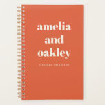 Gras Minimaliste Lumineux Orange Retro Mariage per<br><div class="desc">Restez organisé tout en planifiant votre grande journée avec ce Wedding planner personnalisé. Doté d'un design minimaliste moderne au coucher du soleil orange vif et d'une typographie audacieuse, ce carnet en spirale est parfait pour mettre en avant des idées, des calendriers et des listes de choses à faire. Avec des...</div>