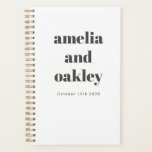 Gras minimaliste Noir Blanc Rétro Mariage personna<br><div class="desc">Restez organisé tout en planifiant votre grande journée avec ce Wedding planner personnalisé. Doté d'un design minimaliste moderne et d'une typographie audacieuse, ce carnet spiral est parfait pour mettre en évidence des idées, des calendriers et des listes de choses à faire. Avec des noms personnalisables et des détails de date,...</div>