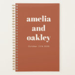 Gras Minimaliste Rouille Orange Retro Mariage pers<br><div class="desc">Restez organisé tout en planifiant votre grande journée avec ce Wedding planner personnalisé. Doté d'un design moderne et minimaliste en terre cuite rouille avec typographie audacieuse, ce carnet en spirale est parfait pour mettre en évidence des idées, des calendriers et des listes de choses à faire. Avec des noms personnalisables...</div>