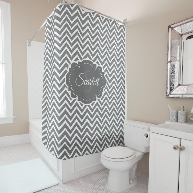 Gray Chevron rideau de douche personnalisé (En situation)
