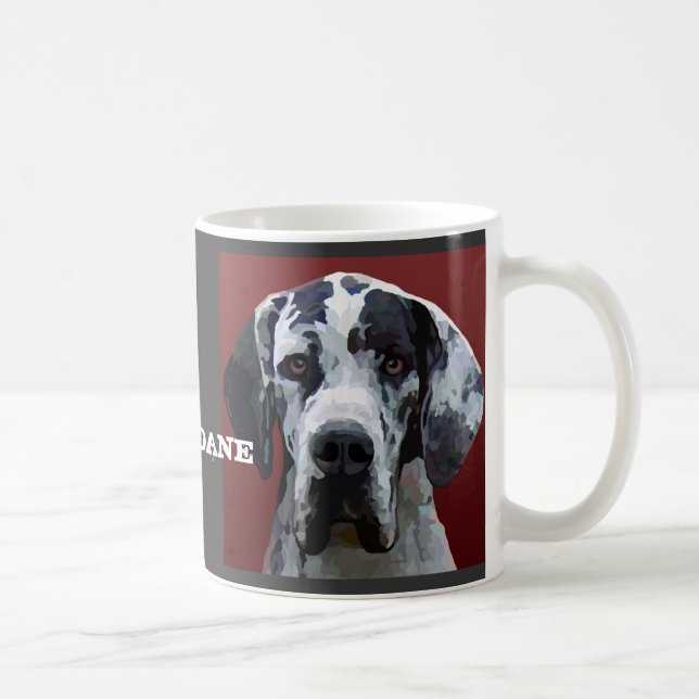 Great dane Harly font face à la tasse (Droite)