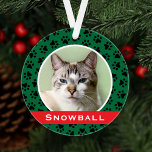 Green Pet Empreintes de pattes Personnalisé Chat N<br><div class="desc">Cet ornement festif personnalisé peut être personnalisé avec une photo mignonne de votre animal de compagnie (ou chien) et leur prénom. Comprend une couleur arrière - plan verte avec une bande monogramme rouge et un motif empreinte de patte noir. Fait un cadeau de Noël unique pour les amoureux de les...</div>