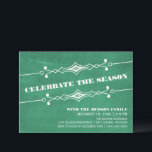 Green Slanted Chalkboard Fête Invitation<br><div class="desc">Elégante et élégante Slanted Chalkboard Holiday Party Invitation en vert foncé avec une bordure art déco et un look arrière - plan en damier tendance. Cette invitation chic est parfaite pour inviter des amis pour votre bain de vacances ! Facile à customiser, ajoutez simplement les détails de votre partie dans...</div>