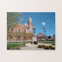 Greensburg Indiana Courthouse puzzle au printemps