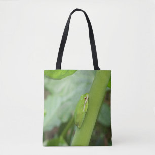 grenouille verte vive sur un sac fourre-tout
