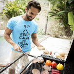Grill Sur T-Shirt<br><div class="desc">T-shirt basique bleu clair avec "Keep Calm and Grill On" en lettres noires en gras surmonté d'ustensiles barbecue et d'un hot-dog. Voir l'ensemble de la collection Vêtements de Fête des pères dans les TOUCHES SPÉCIALES | Section Favoris.</div>