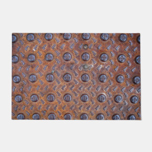 Grille âgée en métal dans le vieux tapis de porte