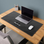 Gris gris foncé Gradient Mesh Motif géométrique<br><div class="desc">Monogramme Personnalisez avec votre initiale et votre nom personnalisés. Tapis de bureau cool unique pour son bureau,  sa chambre,  son travail,  sa grotte,  sa salle de jeux.. Motif de maillage géométrique Gray Gradient. Design moderne subtil Maillage géométrique triangulaire élégant et cool avec dégradé noir blanc gris.</div>