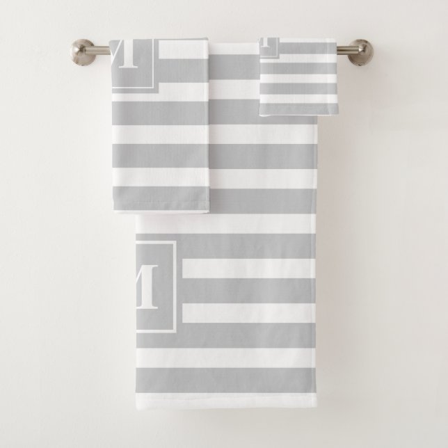 Gris moderne avec serviettes de bain Monogram (En situation)