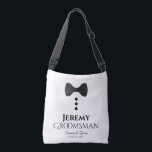 Groomsman Black Cravate Mariage Sac à bagages<br><div class="desc">Ces sacs amusants sont conçus comme des faveurs, des cadeaux ou des sacs de swag pour les groomsmen mariages. Ils disposent d'une image d'une cravate noire avec trois boutons et un texte qui lit Groomsman avec un espace pour entrer son nom ainsi que les noms du couple mariage et la...</div>