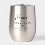 Groomsman Nom personnalisé Mariage<br><div class="desc">Groomsman Nom personnalisé Mariage Fête de vin thermique Tumbler porte le nom de votre marié avec les noms du couple nuptial et la date de mariage accentuée avec un petit coeur d'amour. Sur mesure pour votre toiletteur. Conçu par ©2024 Evco Studio www.zazzle.com/store/evcostudio</div>
