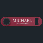 Groomsman personnalisé de la Bourgogne moderne<br><div class="desc">Cadeaux de Groomsman Personnalisés modernes avec le nom et le titre de toiletteur personnalisé en style de police serif classique blanc sur arrière - plan rouge bordeaux. Aussi parfait pour Best Man,  Père de la Mariée et plus.</div>