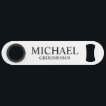 Groomsman personnalisé moderne noir et blanc<br><div class="desc">Cadeaux personnalisés de Groomsman Black and White modernes avec le nom et le titre du marionnettiste personnalisé dans le style de police serif classique. Aussi parfait pour Best Man,  Père de la Mariée et plus.</div>