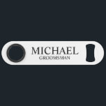 Groomsman personnalisé moderne noir et blanc<br><div class="desc">Cadeaux personnalisés de Groomsman Black and White modernes avec le nom et le titre du marionnettiste personnalisé dans le style de police serif classique. Aussi parfait pour Best Man,  Père de la Mariée et plus.</div>