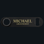 Groomsman personnalisé moderne noir et or<br><div class="desc">Cadeaux personnalisées de Groomsman Black et Gold modernes avec nom et titre de marionnettiste personnalisées en style de police serif classique en or sur arrière - plan noir. Aussi parfait pour Best Man, Père de la Mariée et plus. Remarque : Les détails du papier sont simulés dans l'illustration. Il n'y...</div>