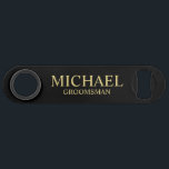 Groomsman personnalisé moderne noir et or<br><div class="desc">Cadeaux personnalisées de Groomsman Black et Gold modernes avec nom et titre de marionnettiste personnalisées en style de police serif classique en or sur arrière - plan noir. Aussi parfait pour Best Man, Père de la Mariée et plus. Remarque : Les détails du papier sont simulés dans l'illustration. Il n'y...</div>