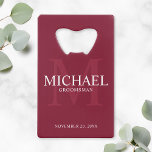 Groomsmans personnalisés en rouge bordeaux<br><div class="desc">Ajoutez une touche personnelle à votre mariage grâce à l'ouvre-bouteille personnalisé des groomsmen carte de crédit. Ce ouvre-bouteille présente le nom personnalisé du marionnettiste avec titre et date mariage en blanc et monogramme en rouge bordeaux clair comme arrière - plan, dans le style de police serif classique, sur arrière -...</div>