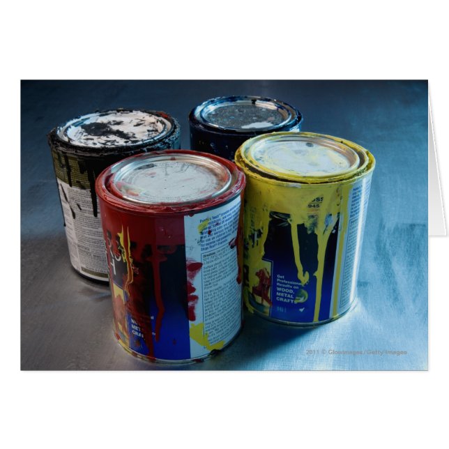 Gros plan de quatre boîtes à peinture (Devant horizontal)