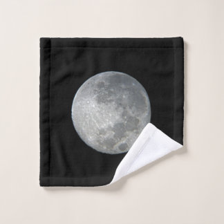 Gros plan sur la pleine lune dans le ciel nocturne