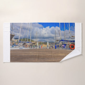 gros plan sur le quai d'une marina sur serviettes 